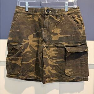 Forever 21 Camouflage Cargo Shorts Size S Never worn!